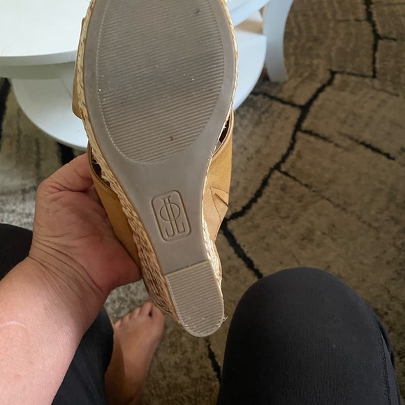 Size 8, like new, Jennifer Lopez wedges - Picture 2 of 4